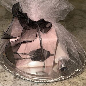 Viktor & Rolf Flowerbomb Perfume and Body Lotion Set